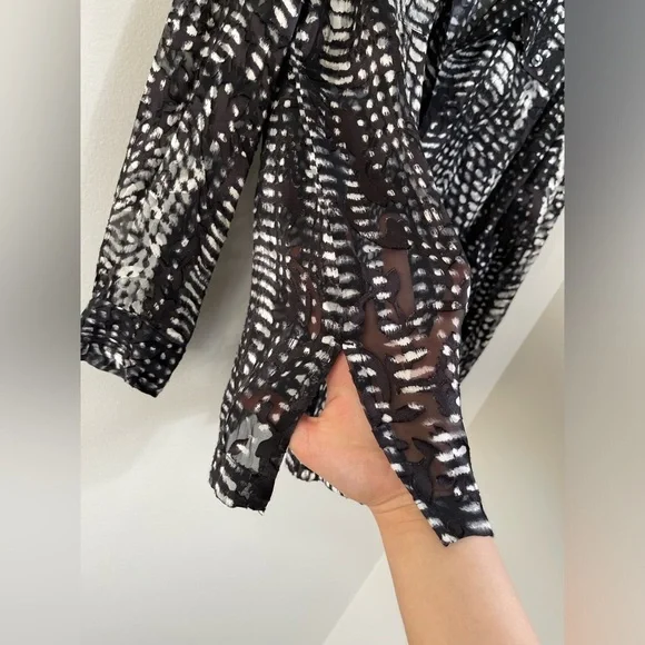 Chico's Black White Silk Lightweight Burnout Art-to-Wear Shirt Тор Button Down 1 - Picture 7 of 11